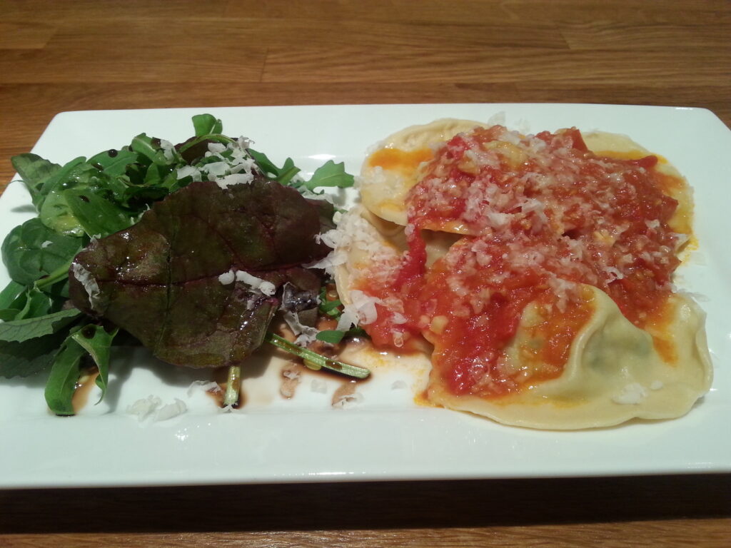 Chicken and mushroom ravioli with fresh tomato sauce – Loads of Recipes